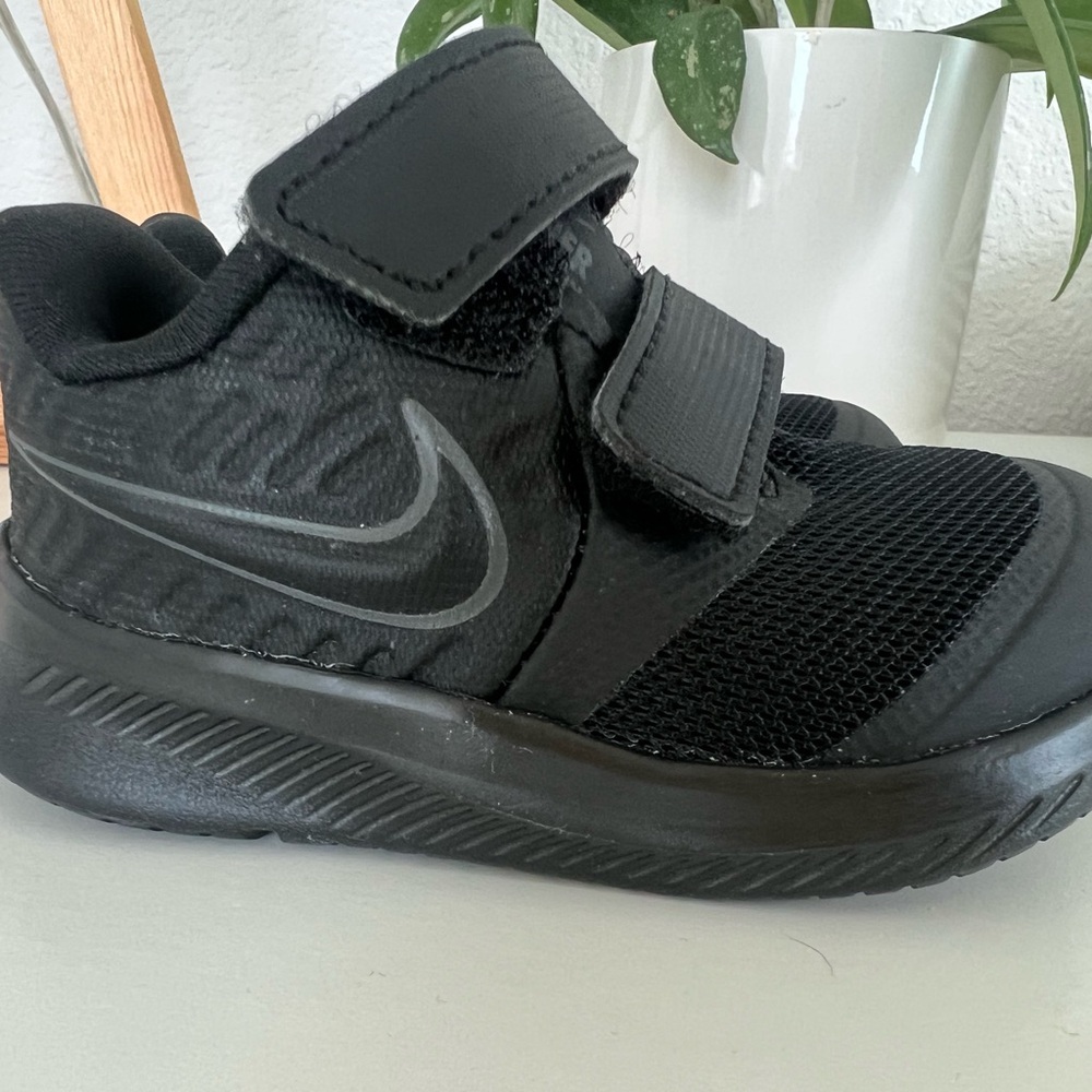 Nike Kids Black Velcro Sneakers
